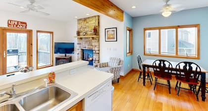 All-season townhome with deck, hot tub, & fireplace - walking distance of slopes