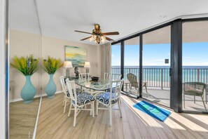 Leilighet, 1 kingsize-seng med sovesofa (Aquavista 504W) | Spiseområde