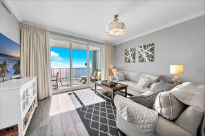 Condo, várias camas (Twin Palms 1802) | Área de estar | TV