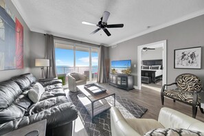 Leilighet, flere senger (Ocean Reef 704) | Oppholdsområde | TV