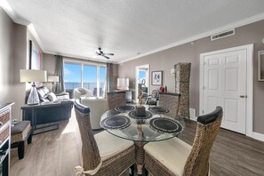 Leilighet, flere senger (Ocean Reef 704) | Oppholdsområde | TV