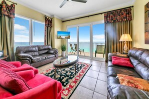 คอนโด, หลายเตียง (Grandview East 1401) | บริเวณนั่งเล่น | ทีวี