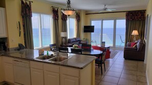 Apartamento, varias camas (Grandview East 1401) | Cocina privada | Horno y tostadora