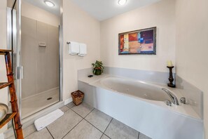 Apartamento, varias camas (Grandview East 1401) | Baño | Toallas, jabón y papel higiénico