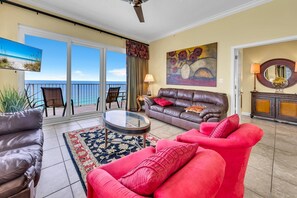Condo, varias camas (Grandview East 1401) | Área de sala de estar | Televisión 