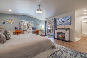 3 bedrooms, iron/ironing board, WiFi, bed sheets - Modern Chalet W/Spa Centrally-Located In The Heart Of Big Bear! Dogs Welcome! (Big Bear)