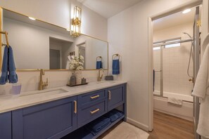Hair dryer, towels, soap, shampoo - Modern Chalet W/Spa Centrally-Located In The Heart Of Big Bear! Dogs Welcome! (Big Bear)