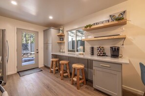 Microwave, oven, stovetop - Modern Chalet W/Spa Centrally-Located In The Heart Of Big Bear! Dogs Welcome! (Big Bear)