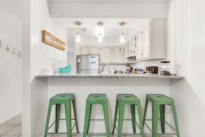 Condo, 1 cama King size y sofá cama (Sandprints E3) | Cocina privada | Horno y tostadora 