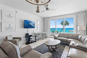 Condo, Plusieurs lits (Majestic Sun 302A) | Aire de séjour | Téléviseur