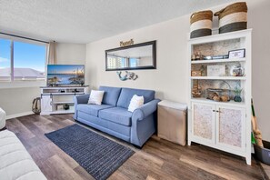 Studio, 2 Queen Beds (Top of the Gulf 418) | Living area