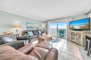 Leilighet, 1 kingsize-seng med sovesofa (The Summit 1426) | Oppholdsområde | TV