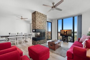 Living area - Enclave 702a (Destin)