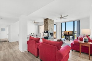 Living area - Enclave 702a (Destin)