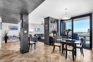 Apartment, Mehrere Betten (Enclave 701B- Paradiso Del Regno) | Wohnbereich | Fernseher