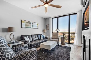 Apartment, Mehrere Betten (Enclave 701B- Paradiso Del Regno) | Wohnbereich | Fernseher