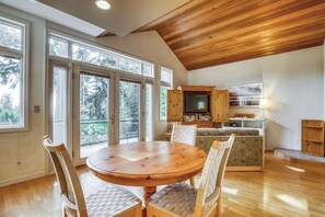 TV, fireplace, ping pong - Romantic cottage with Puget Sound/Olympic Mountain views (Clinton)