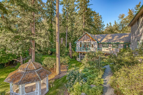 Property grounds - Romantic cottage with Puget Sound/Olympic Mountain views (Clinton)