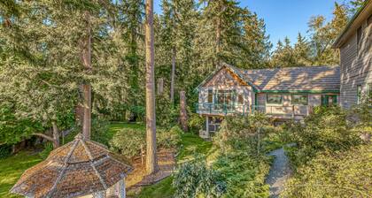 Romantic cottage with Puget Sound/Olympic Mountain views