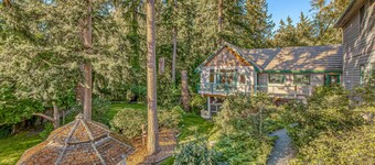 Romantic cottage with Puget Sound/Olympic Mountain views