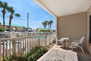 Leilighet, 1 queensize-seng med sovesofa (Grand Caribbean East 105) | Utendørsservering