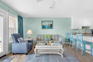 Appartement, 1 queensize bed met slaapbank (Grand Caribbean East 105) | Woonruimte | Televisie