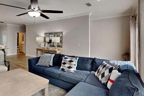 Casa, varias camas (Driftwood Townhomes #8) | Área de sala de estar | Televisión 