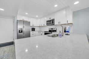 Condo, várias camas (Dunes of Panama 203C) | Cozinha privada | Fogão, torradeira