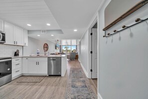 Condo, várias camas (Dunes of Panama 203C) | Cozinha privada | Fogão, torradeira