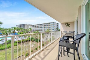 Condo, varias camas (Dunes of Panama 203C) | Restaurante al aire libre