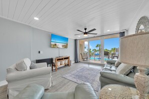 Condo, várias camas (Dunes of Panama 203C) | Área de estar | TV