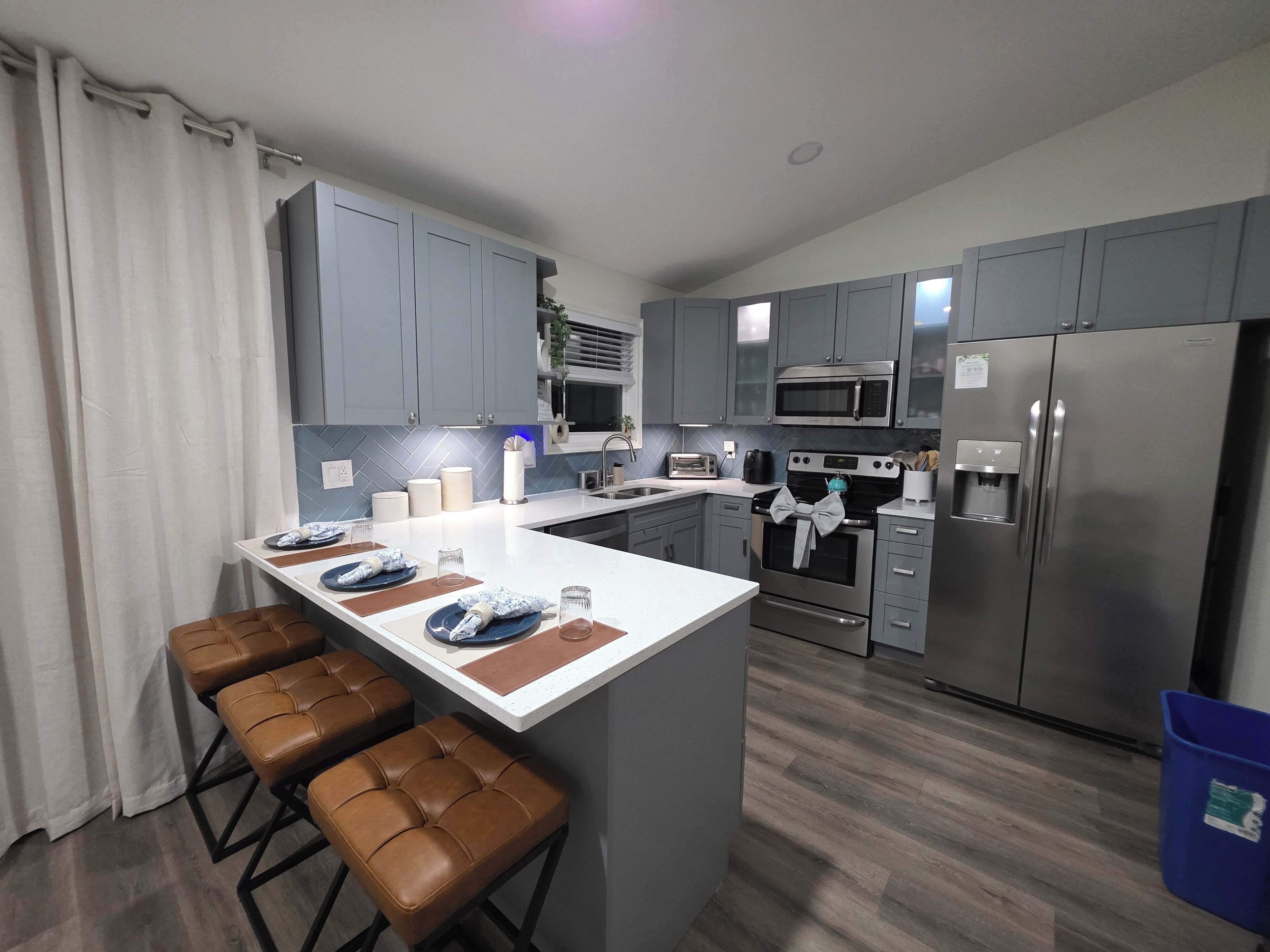 Kjøleskap, mikrobølgeovn, ovn og kokeplater