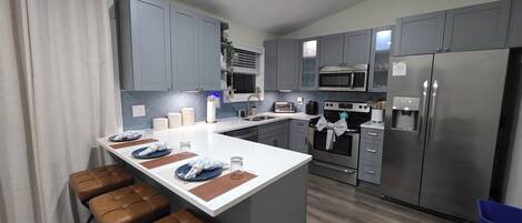 Kjøleskap, mikrobølgeovn, ovn og kokeplater