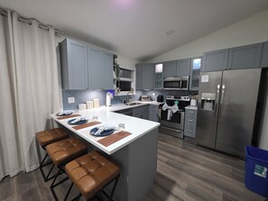 Refrigerador, microondas, horno y parrilla de estufa