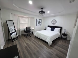 3 chambres, bureau, fer et planche à repasser, lit parapluie