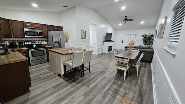 Fridge, microwave, oven, stovetop - Lovely Home 10 min from Jax Airport w/Pool + Firepit. (Jacksonville)