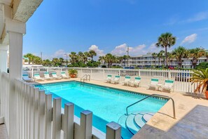 Condo, 1 cama King e sofá-cama (Crystal Sands 206B) | Piscina | Piscina externa, piscina aquecida