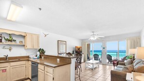 公寓式客房, 1 张特大床和 1 张沙发床 (Crystal Sands 206B) | 住宿内部