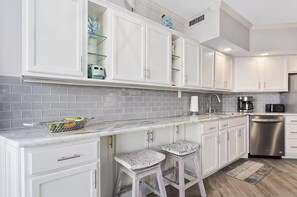 Condo, varias camas (Surfside Resort #208- Emerald Dreams) | Cocina privada | Horno y tostadora 