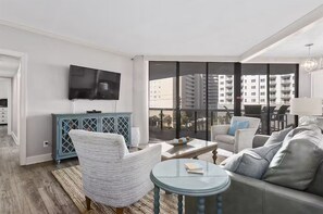 Condo, varias camas (Surfside Resort #208- Emerald Dreams) | Área de sala de estar | Televisión 