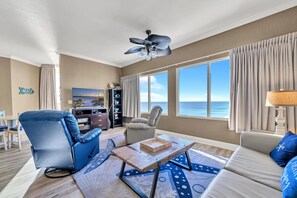 公寓客房, 多張床 (Tidewater 2700) | 起居區 | 電視