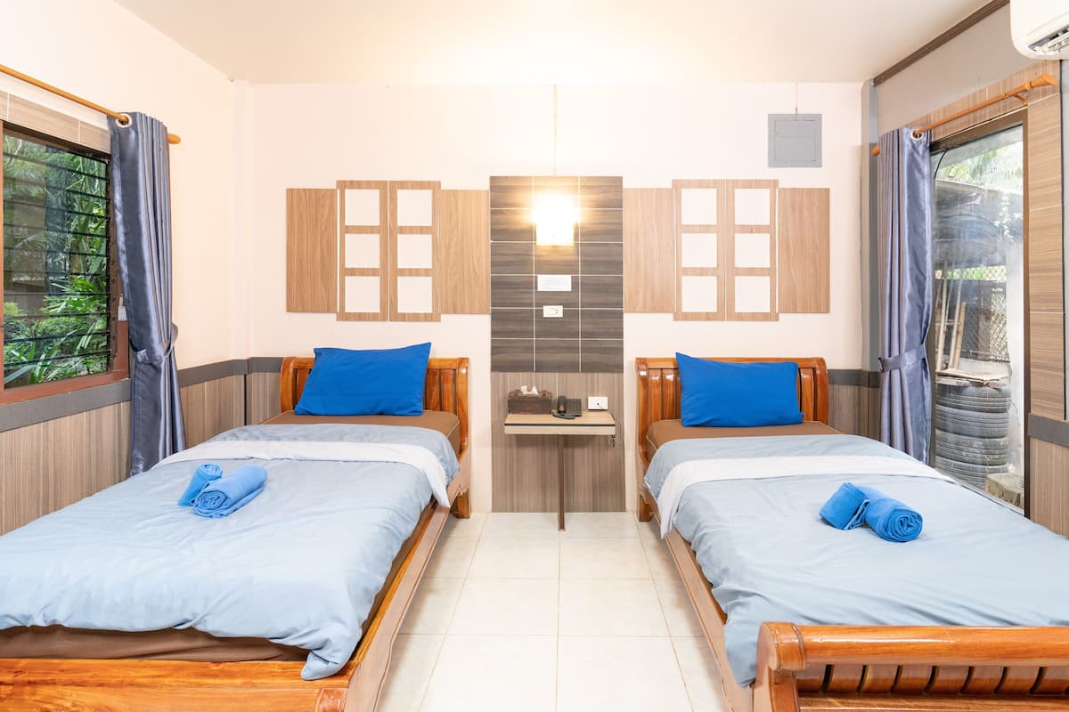 Desk, laptop workspace, WiFi (free), bed sheets