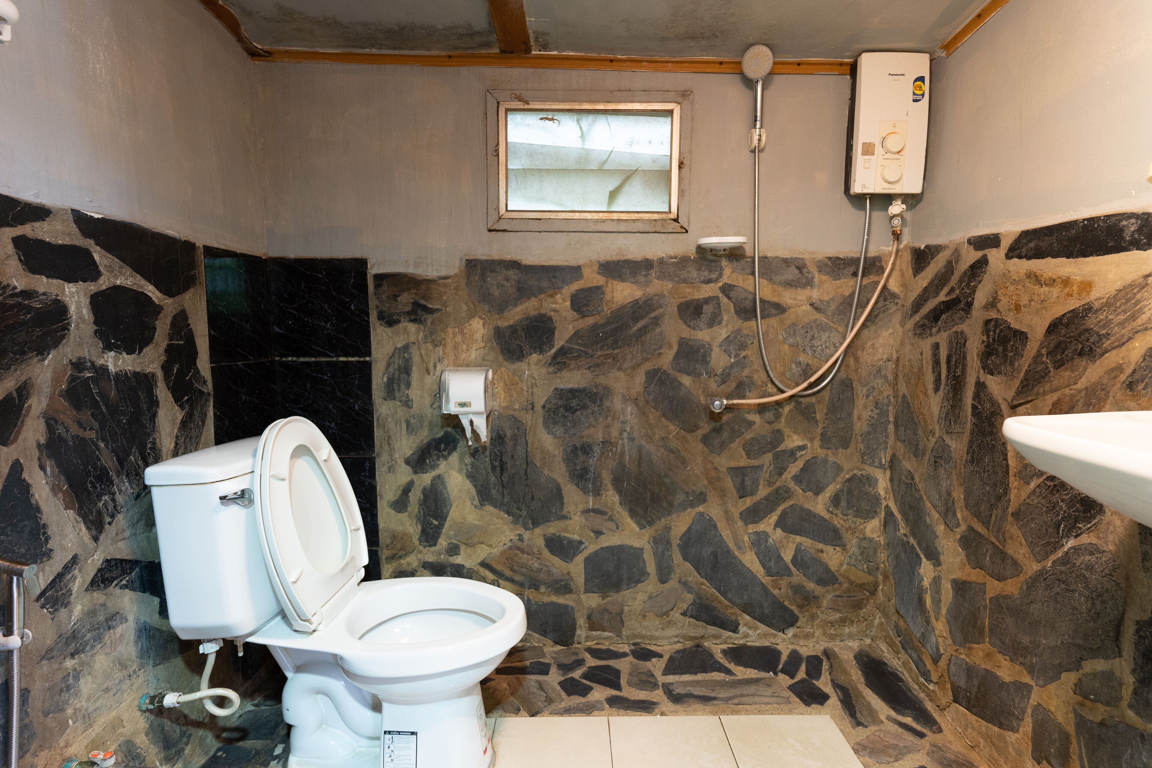 Basic House | Bathroom