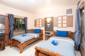 مكتب ومساحة عمل للكمبيوتر المحمول وواي فاي مجانًا وملاءات أسرّة