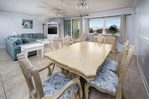 Dining - Nautilus 1102 (Fort Walton Beach)