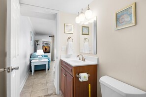 コンドミニアム ベッド (複数台) (Nautilus 1102) | バスルーム | タオル、石鹸、トイレットペーパー