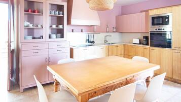 Een koelkast, een microgolfoven, een oven, een vaatwasser