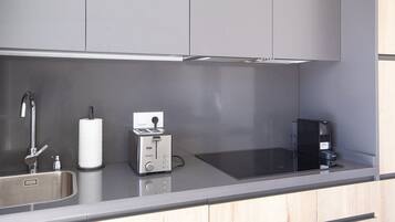 Frigorífic, microones, placa de cuina i torradora