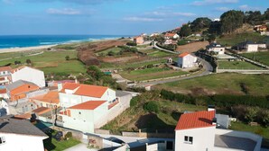 Zona residencial costera con casas, una carretera y una playa.