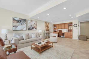 Condo, Plusieurs lits (East Pass 403) | Aire de séjour | Téléviseur